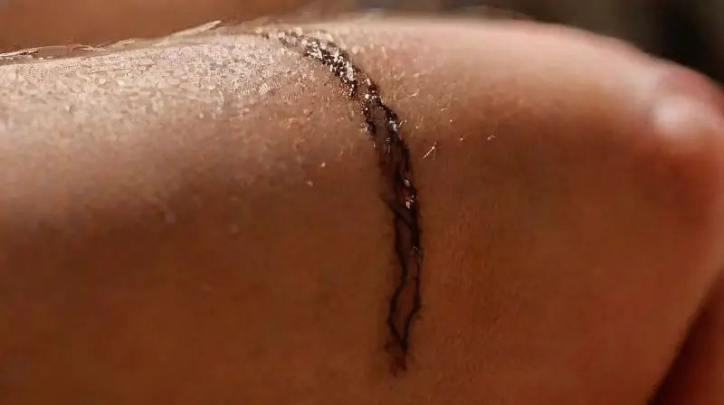 Primer plano de tatuaje y piercings detallados
