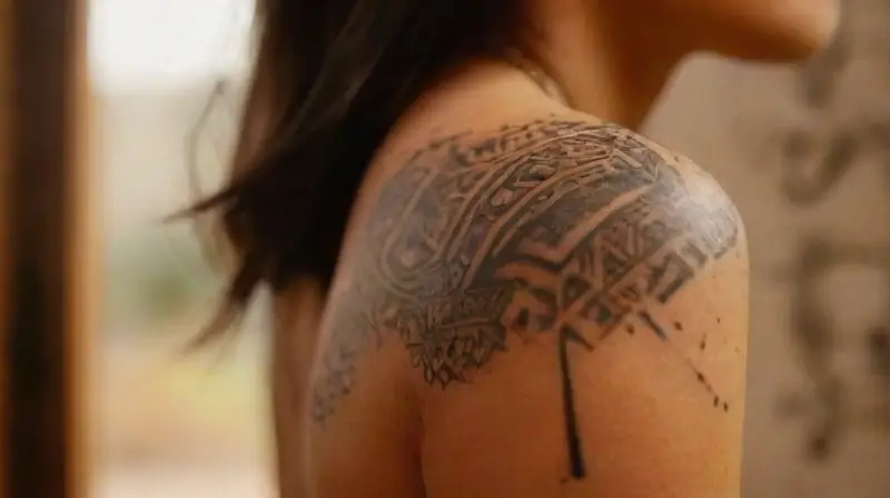 Personas en estudio de tatuajes culturales diversos