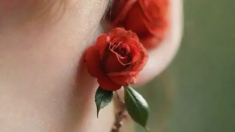 Piercing con rosa floral detallada y realista