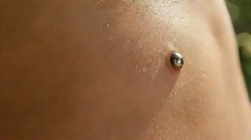 Primer plano femenino con piercing en verano