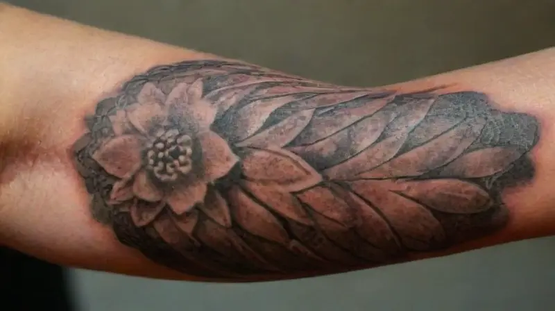 Tatuaje geométrico detallado en piel realista