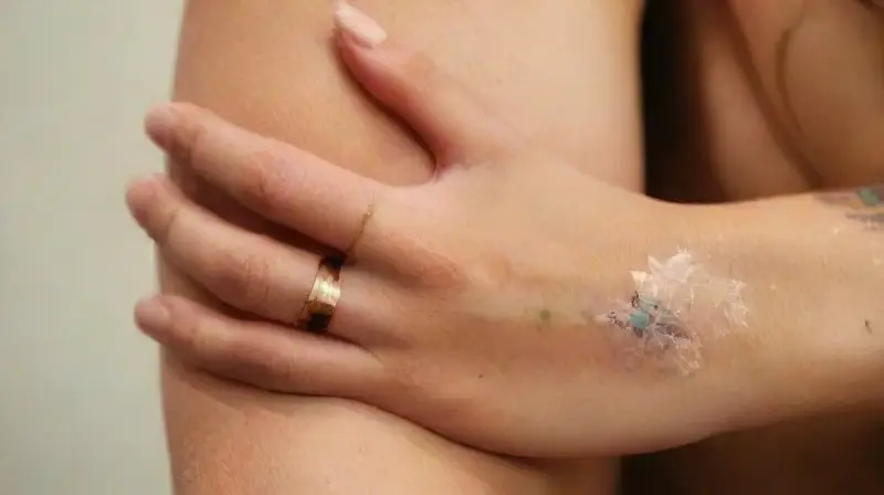 Mujer con tatuajes y accesorios elegantes