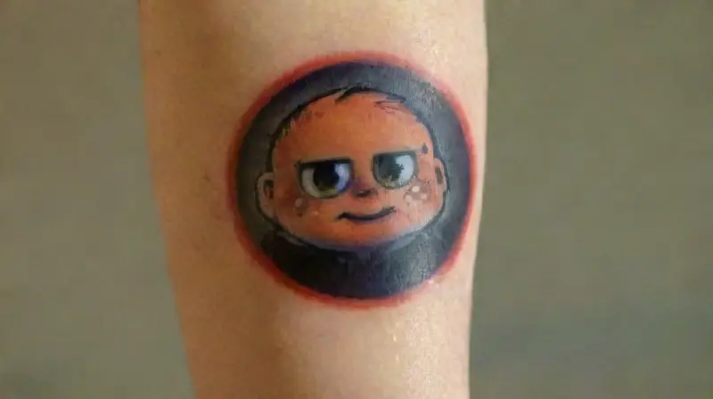 Tatuaje detallado y realista en brazo humano