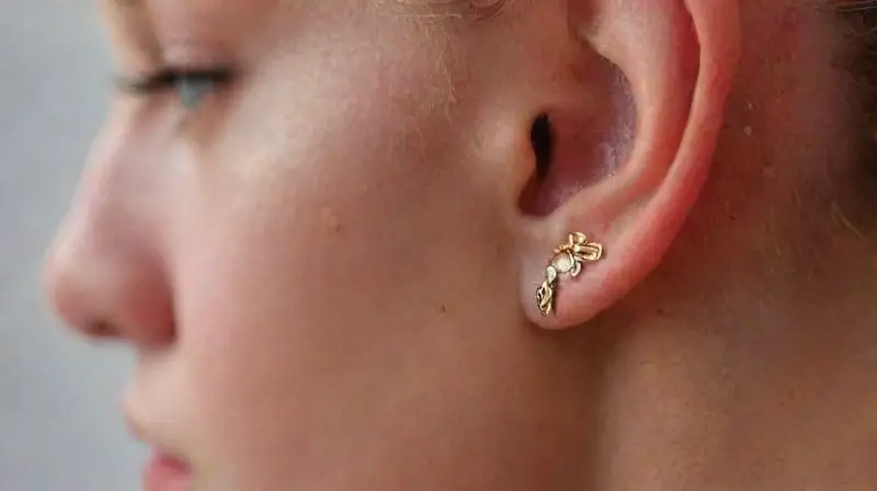 Primer plano de oreja con piercings detallados