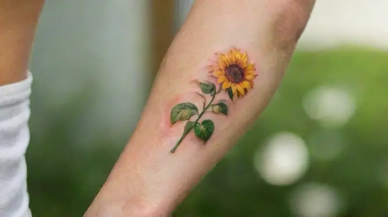 Brazo con tatuajes florales y frescura natural