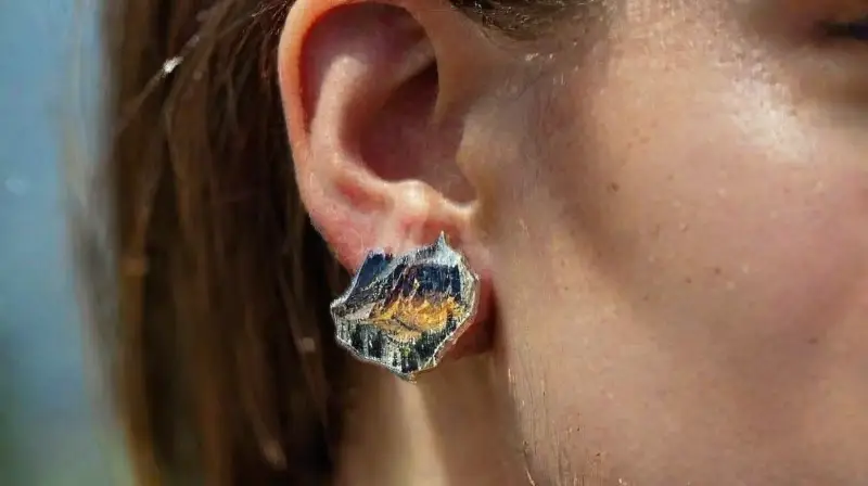 Oreja con piercings detallados y realistas