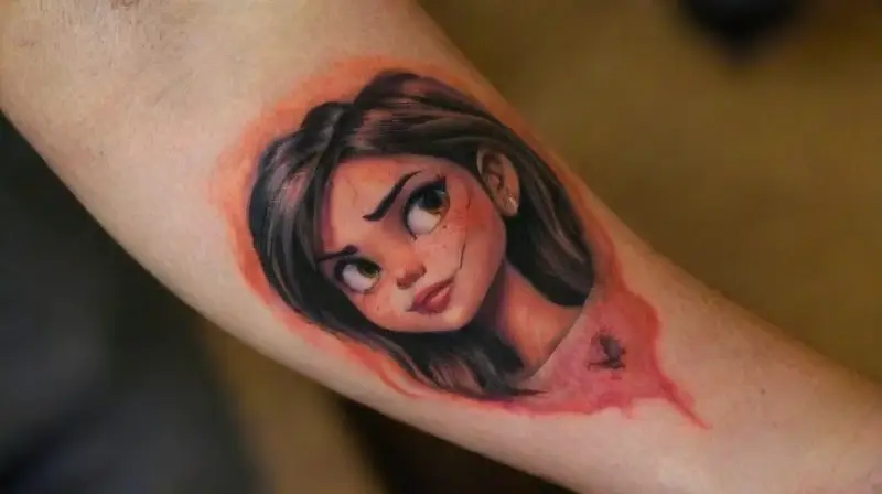 Tatuaje realista de personaje en brazo