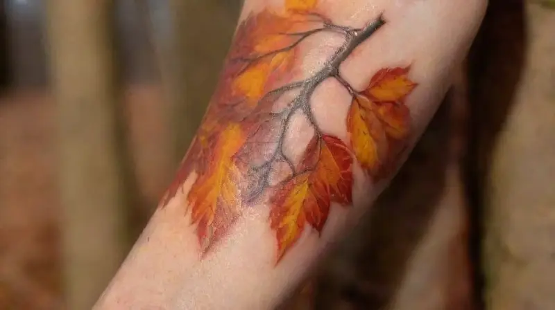 Tatuaje realista de hojas caídas en brazo