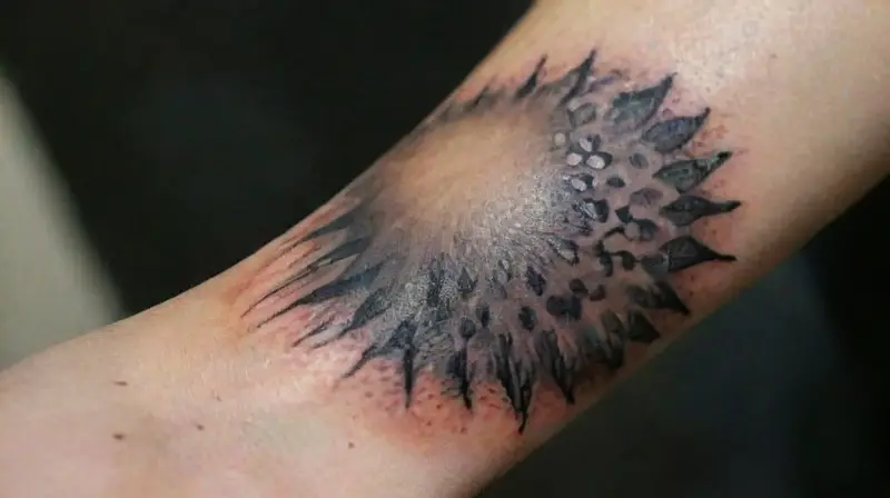 Tatuaje detallado en antebrazo realista
