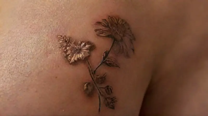 Detalles precisos en piel, tatuajes y objetos